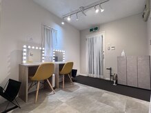 周りを気にせず施術が受けられる半個室!ドレッサーも2台完備♪