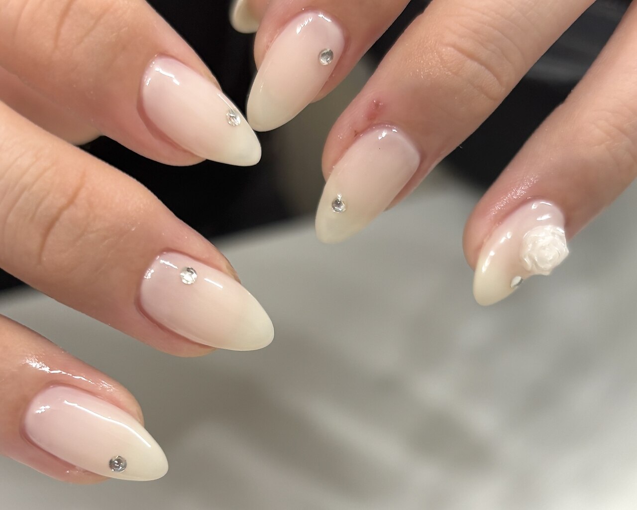 2026年冬トレンド】ホワイト ワンカラー ハンドのネイルデザイン集