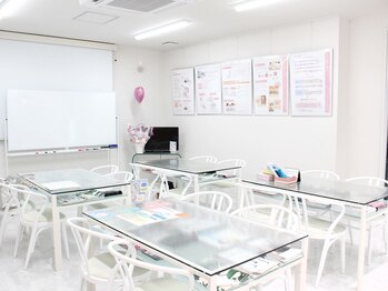 メナードフェイシャルサロン 丸の内ヒルズ/セミナーやメイクレッスンも開催