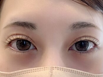ロッシ(ROSSI)の写真/根本からまつ毛を立ち上げ目の印象UP☆愛されぱっちりeyesへ＊ネイルと同時施術のお得なクーポンもご用意♪