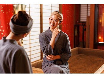 ハッコラ 神楽坂本店(haccola)の写真/酵素風呂やよもぎ蒸しが初めての方でも全然大丈夫、楽しく発汗できるよう、スタッフが丁寧にお伝えします。
