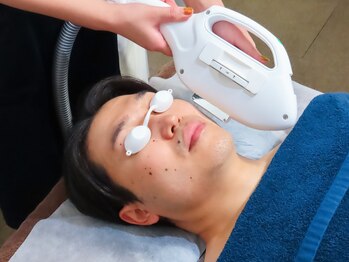 レシズモ(LESSISMO)/メンズヒゲ脱毛施術の様子