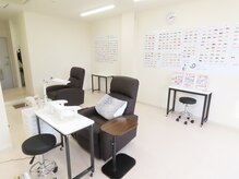 はあとねいる 多賀城店の雰囲気(清潔感あふれる空間に、快適なリクライニングチェア完備のサロン)