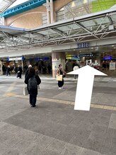 はあとねいる 南越谷店/VARIEの下を通り抜けます