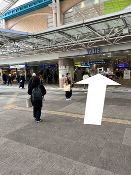 はあとねいる 南越谷店/VARIEの下を通り抜けます