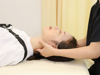 西宮にこ整骨院 整体院の写真/《女性施術者◎》匠の手技で体の奥のツボを的確に捉えて辛い痛みを解決【首肩コリ/頭痛/腰痛/背中のハリ】