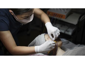 ハリQ治療院 麻布十番の写真/コリをほぐすラフォス深部温熱と健美鍼を融合。専門機関提携の確かな技術でお悩みを解消。