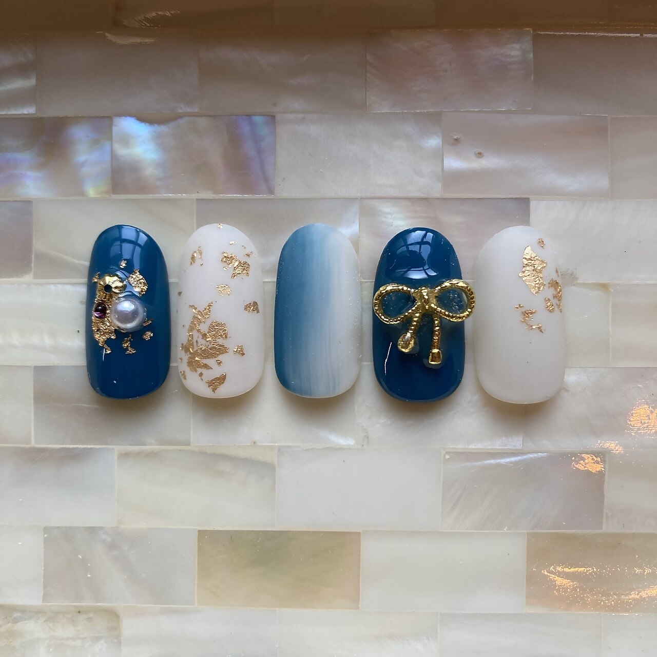 2025年-2026年冬トレンド】ブルー リボンのネイルデザイン集｜人気順