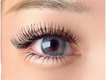 サロンドメイド(Salon de MADE)の写真/「もっとボリュームが欲しい！」そんな願いを叶えるのがメガフラットラッシュ。