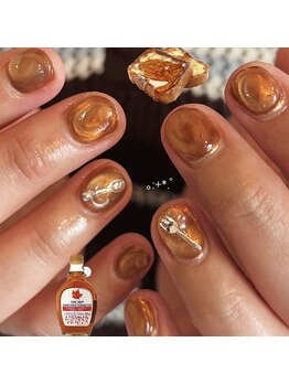 ベーネイル(beee nail)の写真/店内サンプルはシンプルから個性派ネイルまで種類が豊富♪季節感やトレンド感のあるデザインをご用意◎