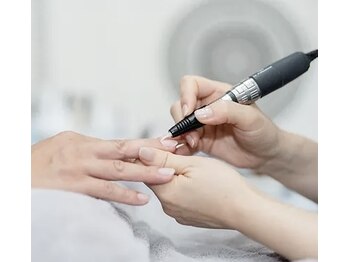 アモーレ プラス トゥエンティフォー(Amore +24)/マシーンによる甘皮処理