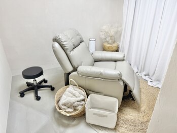 アノス バイ シェリエ(Anos by cherie)の写真/個室でリラックス♪高度な似合わせ技術×丁寧なカウンセリングで、一人一人の目元に合うデザインをご提案！