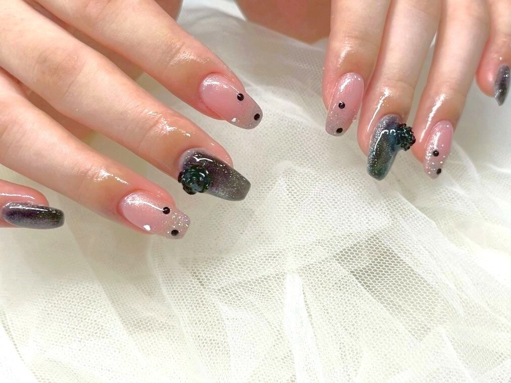 2025年-2026年冬トレンド】ブラック フラワーのネイルデザイン集｜人気