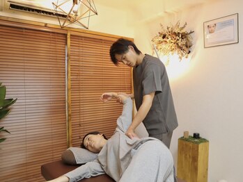 グレイ(GRAY)の写真/肩こりも腰痛も”くり返さない”。目の前の不調も、その奥の原因も、一度に整える整体ラボ。新宿駅1分