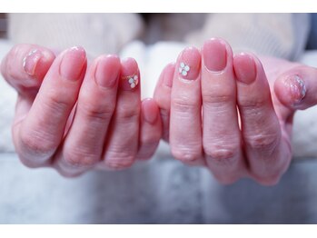 プチリリィ(Petit Lily)/ピンクのカラーにさりげないお花