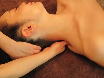 Hasu+麻布【コルギ/肩こり/ヘッドスパ/痩身/小顔/ピーリング/強圧リンパ】/首・肩ほぐしでスッキリ小顔へ