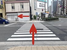 テヤン 大阪谷六店(teyan)/目の前の横断歩道を渡り、左へ