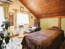 施術ルームです。木のぬくもりを感じられる優しい雰囲気です^^