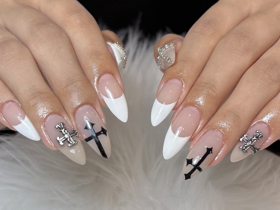 2025年-2026年冬トレンド】クロスネイルのネイルデザイン集｜人気順