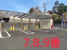 駐車場はビル向かい側.カラオケ屋隣　屋根付き駐車場7.8.9番