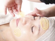 アンベリール(Embellir)/丁寧に松ヤニを剥がす