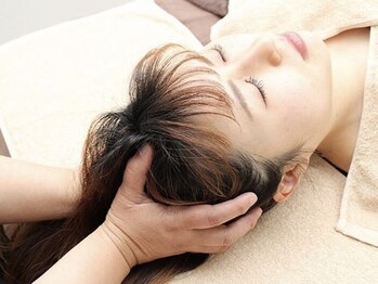 エマ(Ema)の写真/フェイシャルマスクをしながらへッドスパ♪リラックスできるだけでなく美容効果もばっちり◎眼精疲労にも◎