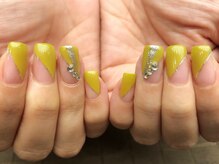 プラハネイル(+HER 美甲)/黄緑×ななめフレンチ