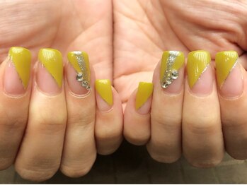 プラハネイル(+HER 美甲)/黄緑×ななめフレンチ