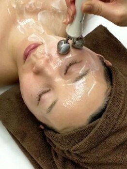 エミルナ(Emiluna)の写真/【ウルトランスフォーマー】でリフトアップ！話題の"神の手マシン"で自分史上最高の小顔を体感♪