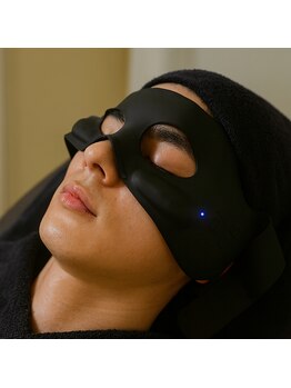 メンズ眉毛サロンラボ 池袋東口店/目元美顔器で目力を鍛える!池袋