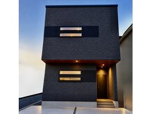 アンジーヘッドオフィス(ANZY Head office)の雰囲気（店舗外観です。入り口前1台無料駐車スペースございます。）