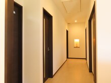 ルシェルブルー(Le ciel bleu)/３部屋の個室への廊下