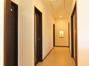 ルシェルブルー(Le ciel bleu)/３部屋の個室への廊下