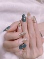 クリスタルネイルサロン(Crystal Nail)&nbsp;グリーンとミラーリングの組み合わせ、人差し指はラメの秋ネイル