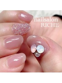 ピンクベージュのピクシーネイル
