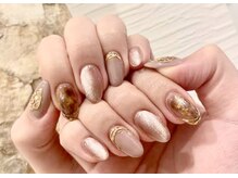 絶妙なニュアンスに、効かせるカラーで遊び心を