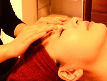 熱海の癒し処 はなの写真/頭をほぐせば顔まで変わる！極上ハンドで頭皮から引き上げ、パッと明るい上向き美顔＆スッキリ小顔へ。