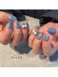 ラメブルー×リボンの甘辛ネイル