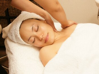 エンダモロジーサロン ココロミ(Cocolomi)/デコルテで首・肩をほぐします