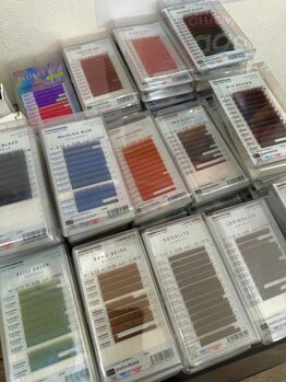 ラ ボーテ ド シル(La beaute de cil)の写真/【個性が光る目元に♪】カラーエクステ取り扱い◎部分カラーもフルカラーも対応★一気に垢抜けた印象に＊