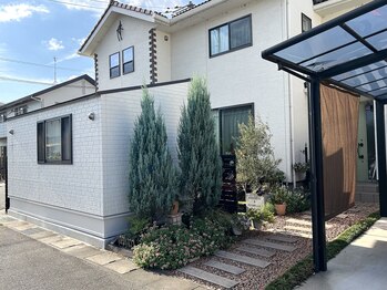 ルグランブルー(le grand bleu)/庭の小さな建物がサロンです。