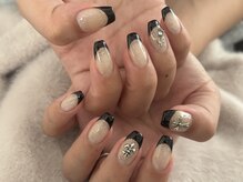 ユム(ym)の雰囲気(黒フレンチ×シルバーパーツ)