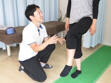 片脚で安定して立てるかをチェックし、体のバランスを確かめます
