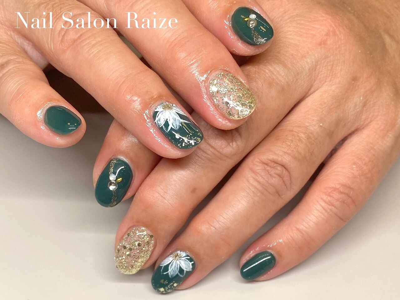 2025年-2026年冬トレンド】グリーン フラワーのネイルデザイン集｜人気