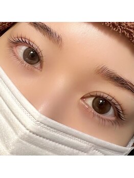 イーアップ(e-up)の写真/自然に輝く目元に