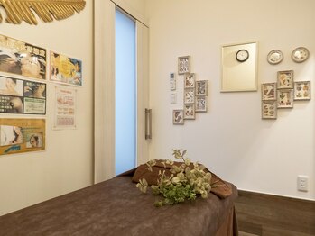 長寿鍼灸院 長寿整骨院/白をイメージしたお部屋です。