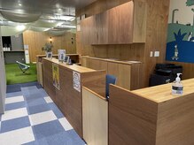 栄光治院 岡崎南院/木が基調の落ち着きのある受付♪