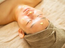 メロウ(mellou)/ビタミンクリームを塗布