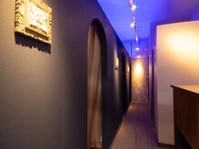 アロマド 清瀬店(AromaDo)の雰囲気（ブルーライトと、アジアンな装飾がハイセンスな空間を演出♪）