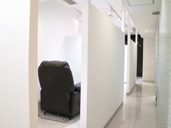 ブローム 水天宮前東京シティエアターミナル店(BROHM)の写真/初めて眉毛サロンに行く方も安心の〈半個室空間〉で眉毛のお悩み解決◎生えクセ,濃眉,薄眉に自然な仕上がり